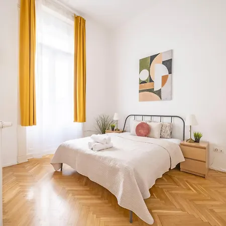 Charming & Elegant Grand Next To The Fashion St' *