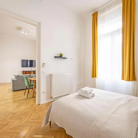 Charming & Elegant Grand Next To The Fashion St' Appartement