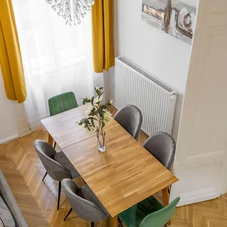 Charming & Elegant Grand Next To The Fashion St' Lägenhet *