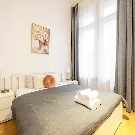Charming & Elegant Grand Next To The Fashion St' Lägenhet